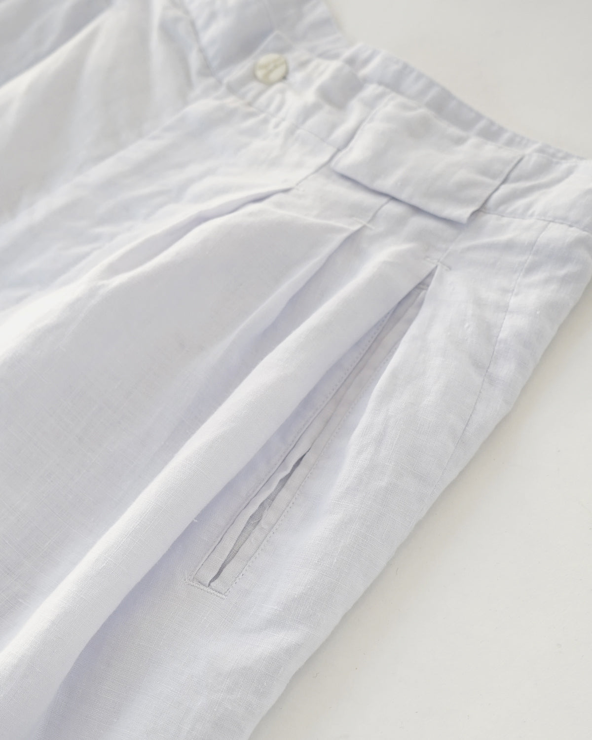 Tucked Linen Shorts / White