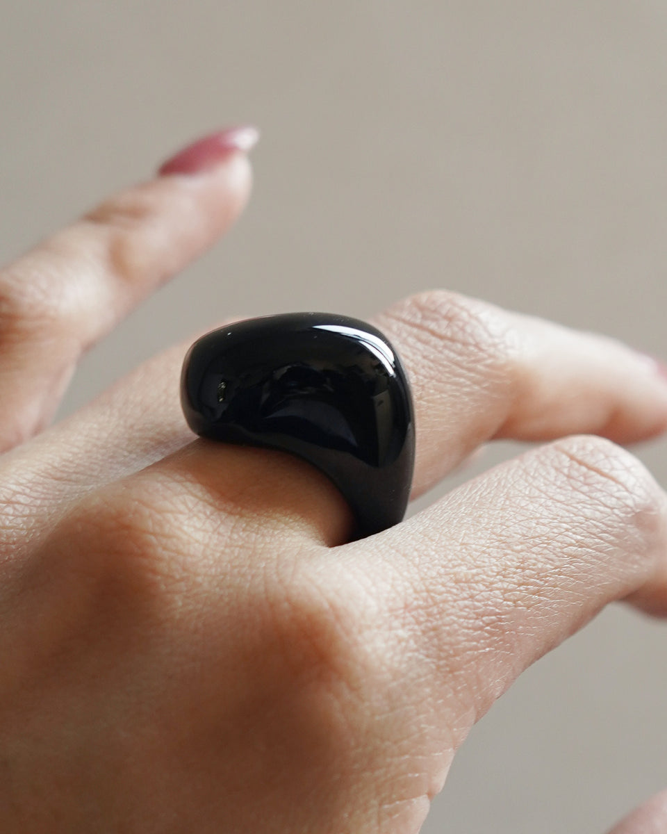Crystal Glass Black Wavy Ring / Size: 5 – Front General Store