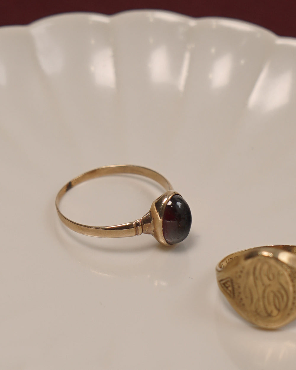 10k Gold Ring w/ Garnet / size: 6.5