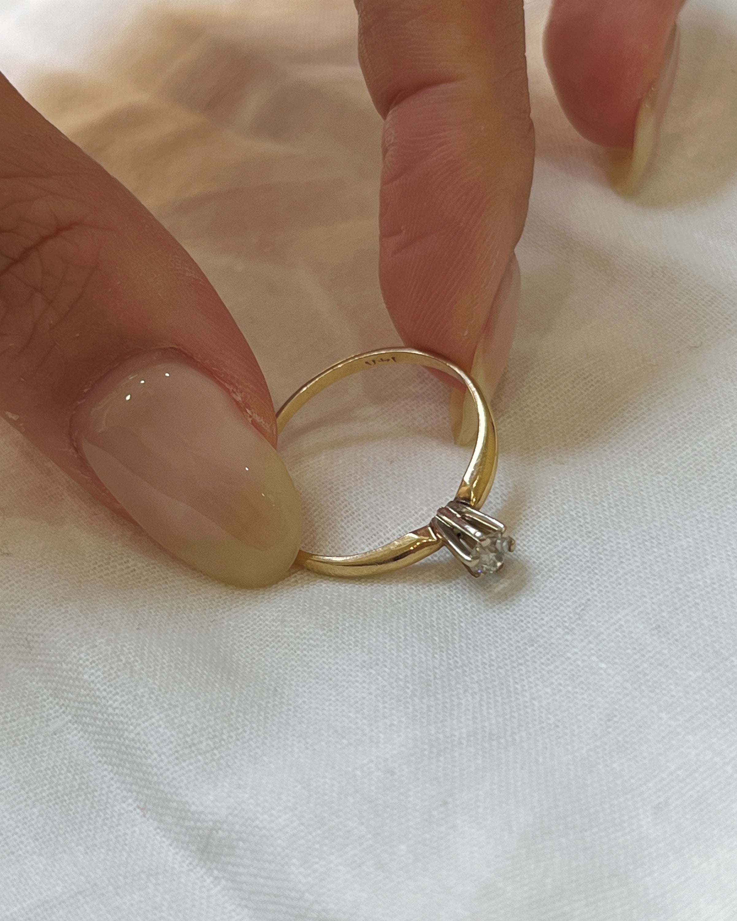 14k Gold Ring w/ Diamond / size: 8