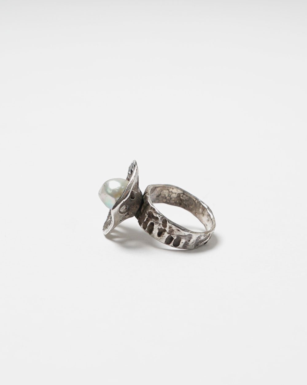 Silver Ring w/ Pearl / size: 9.5