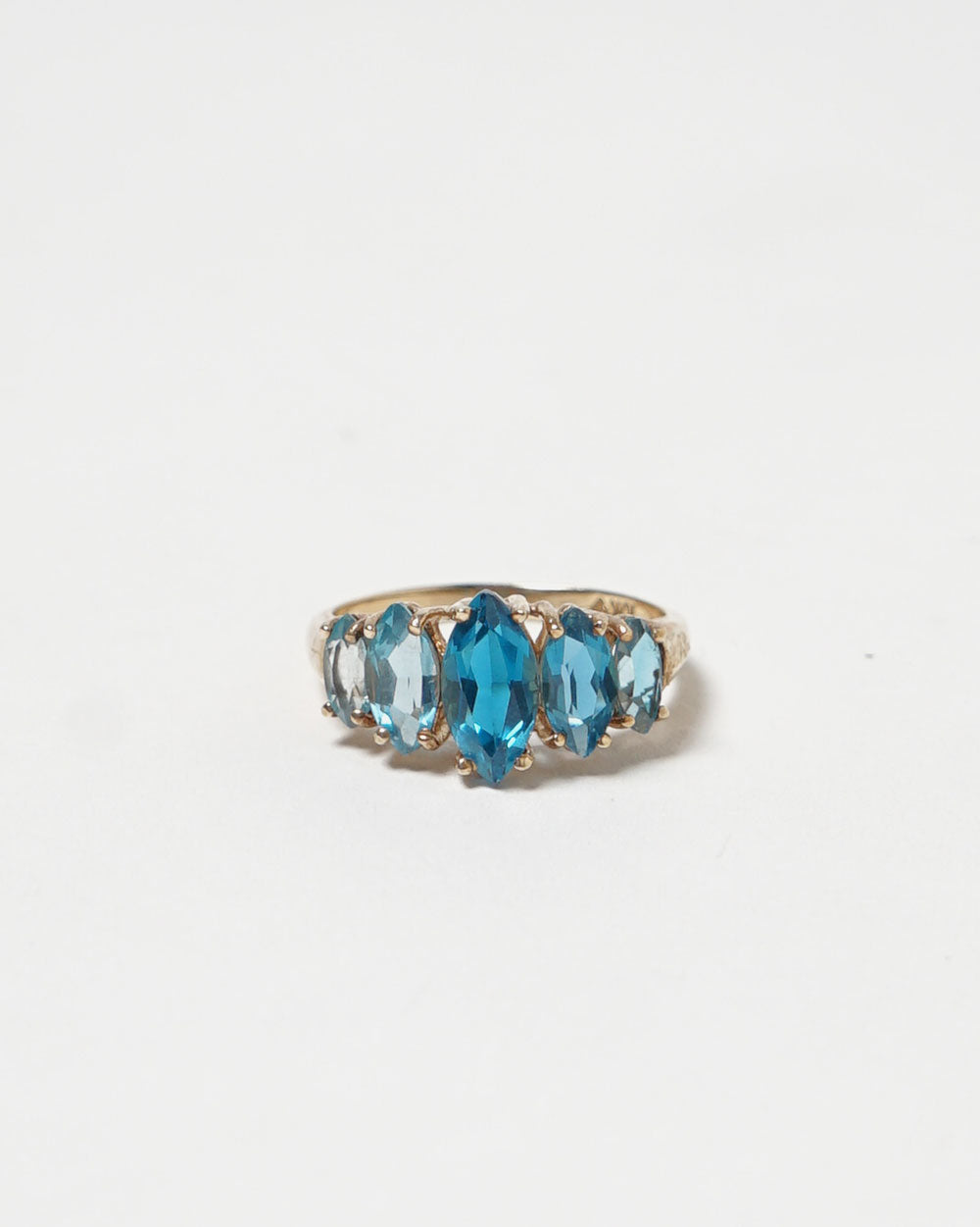 10k Gold Ring w/ Blue Topars / size: 7.75