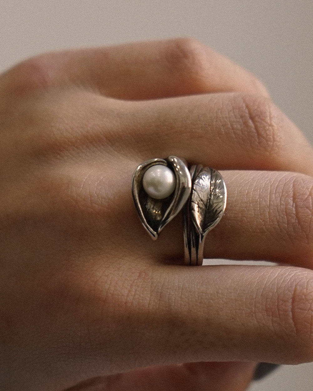 Silver Ring w/ Pearl / size: 7