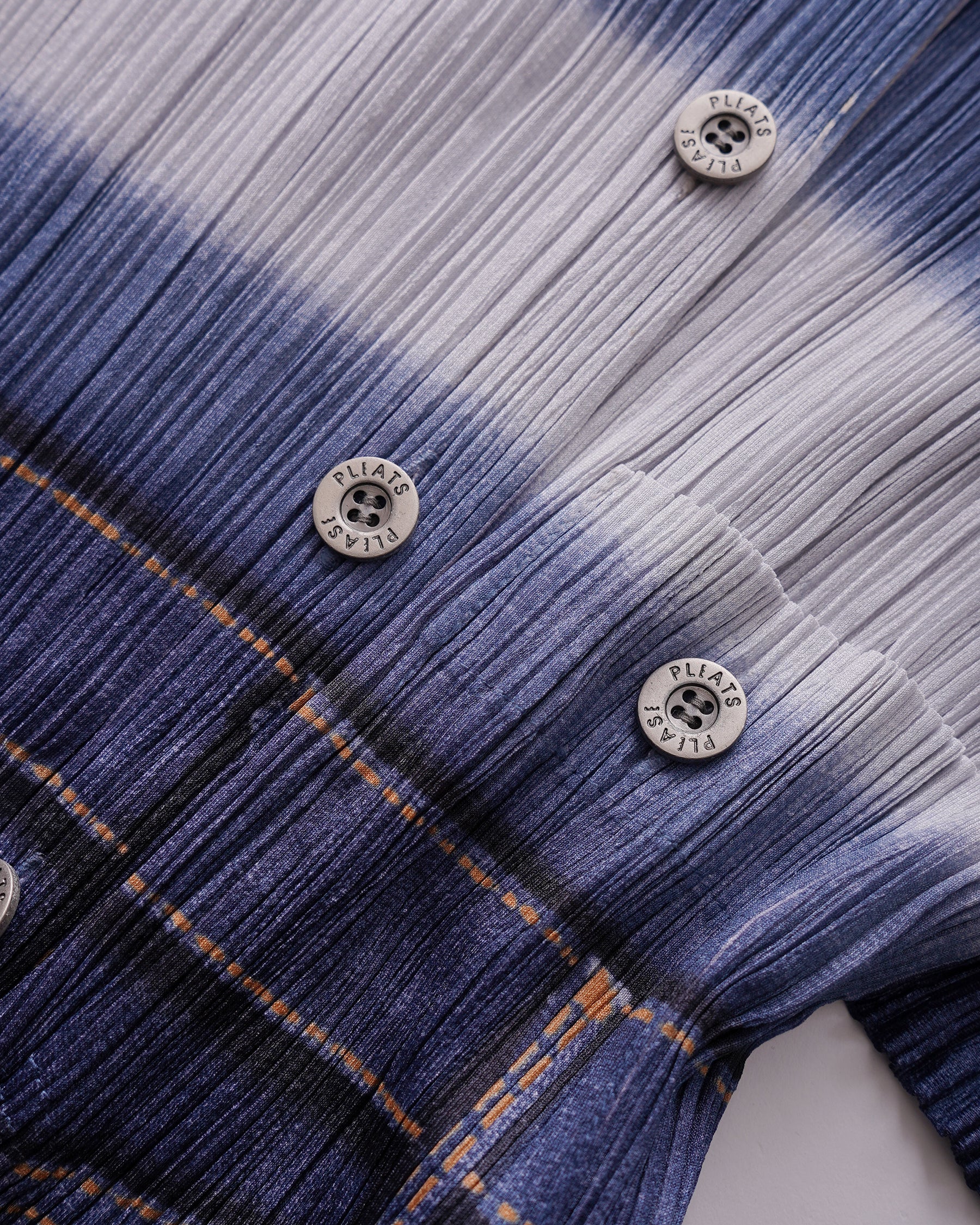PLEATS PLEATS デニム風オールインワン アイテムのご紹介「PLEATS DENIM」 – isseymiyake.com