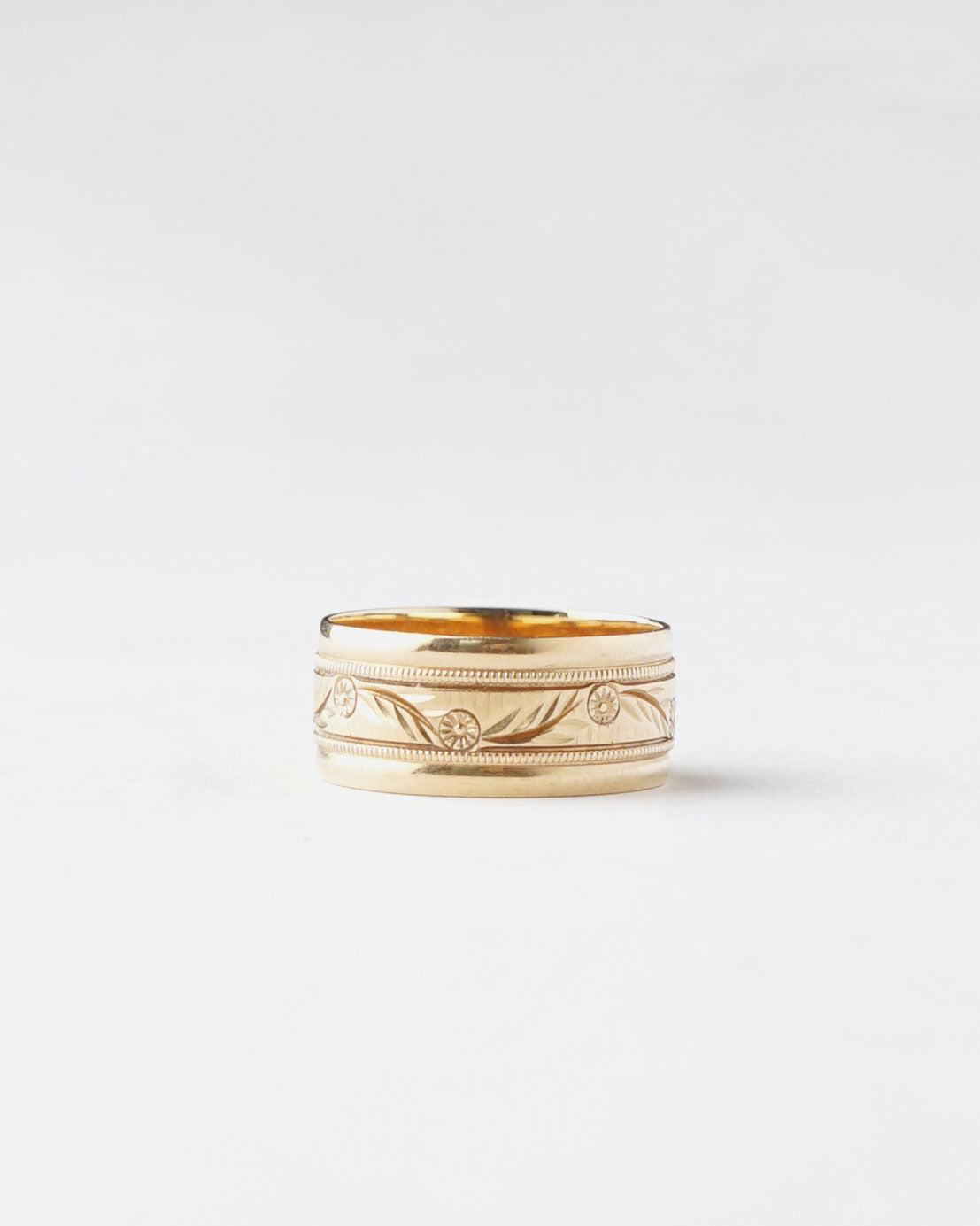 14k Gold Band Ring / size: 5.5