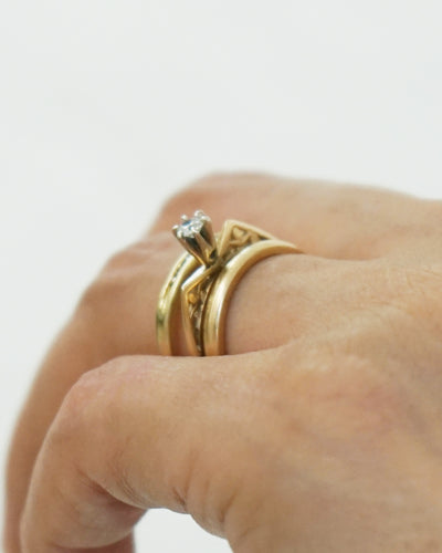 14k Gold Band Ring w/ Diamond