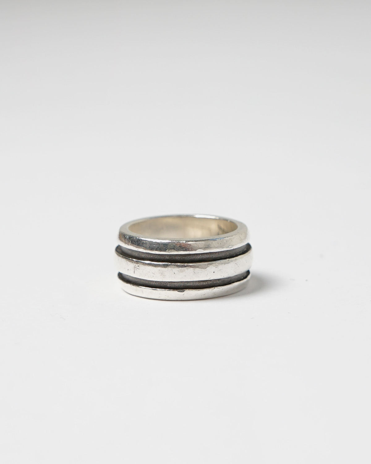 Silver Band Ring / size: 5.5