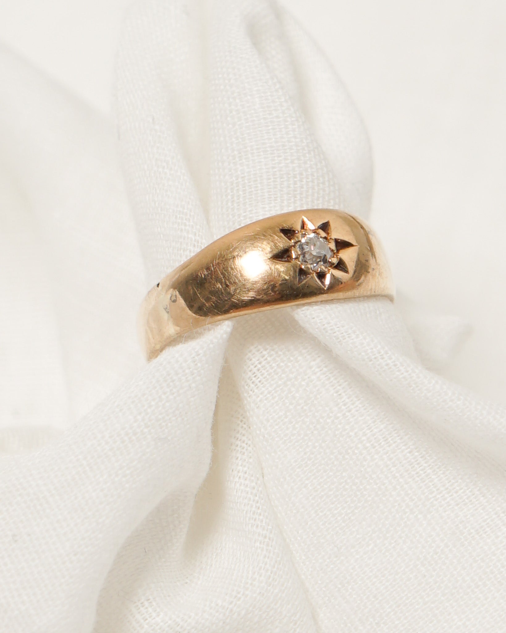 18k Gold Ring w/ Diamond / size: 7.5