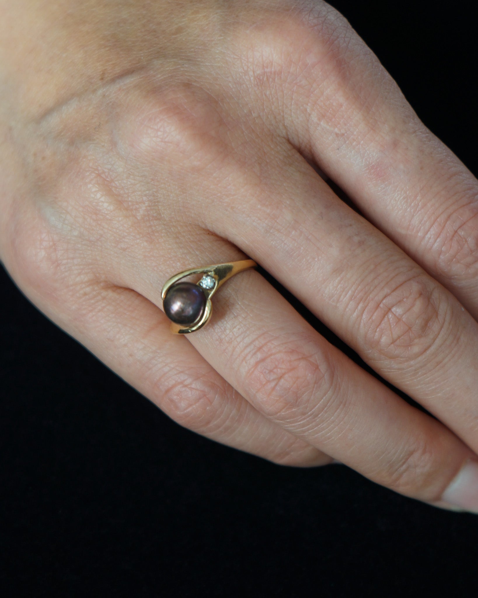 14k Gold Ring w/ Black Pearl & Diamond / size: 5.5