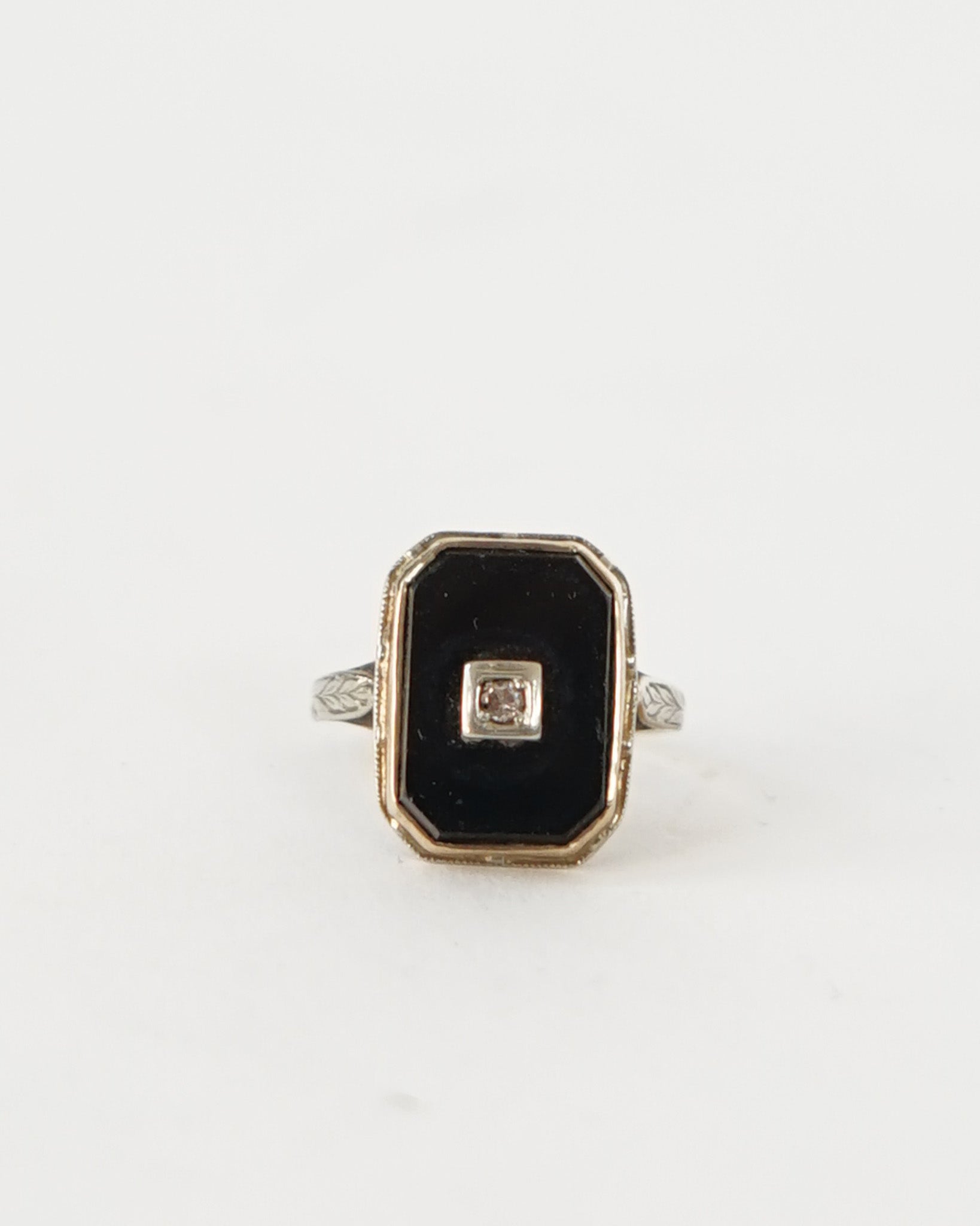 10k Gold Ring w/ Onyx & Diamond / size: 5.75