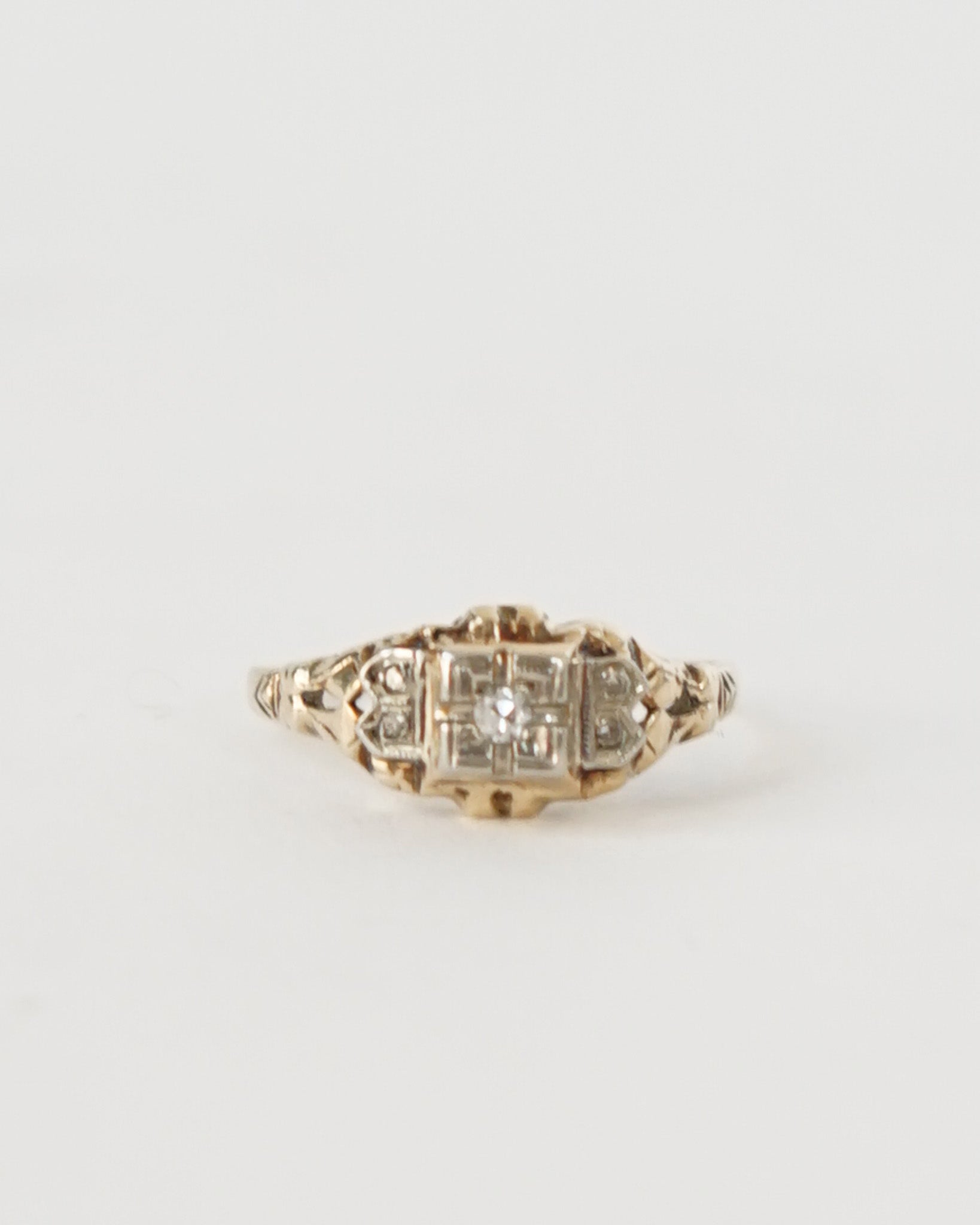 14k Gold Ring w/ Diamond / size: 6.75