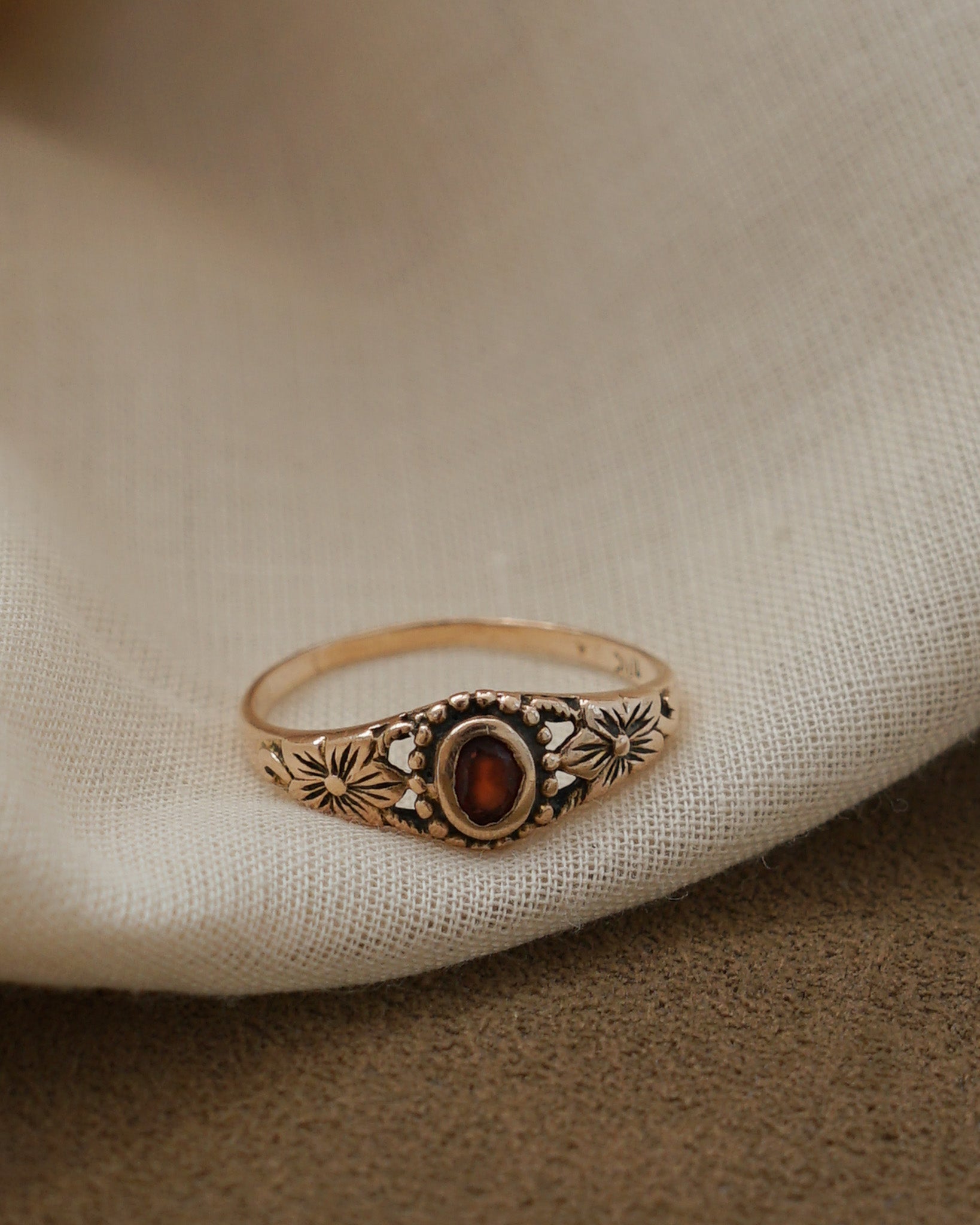 10k Gold Ring w/ Garnet / size: 4.5
