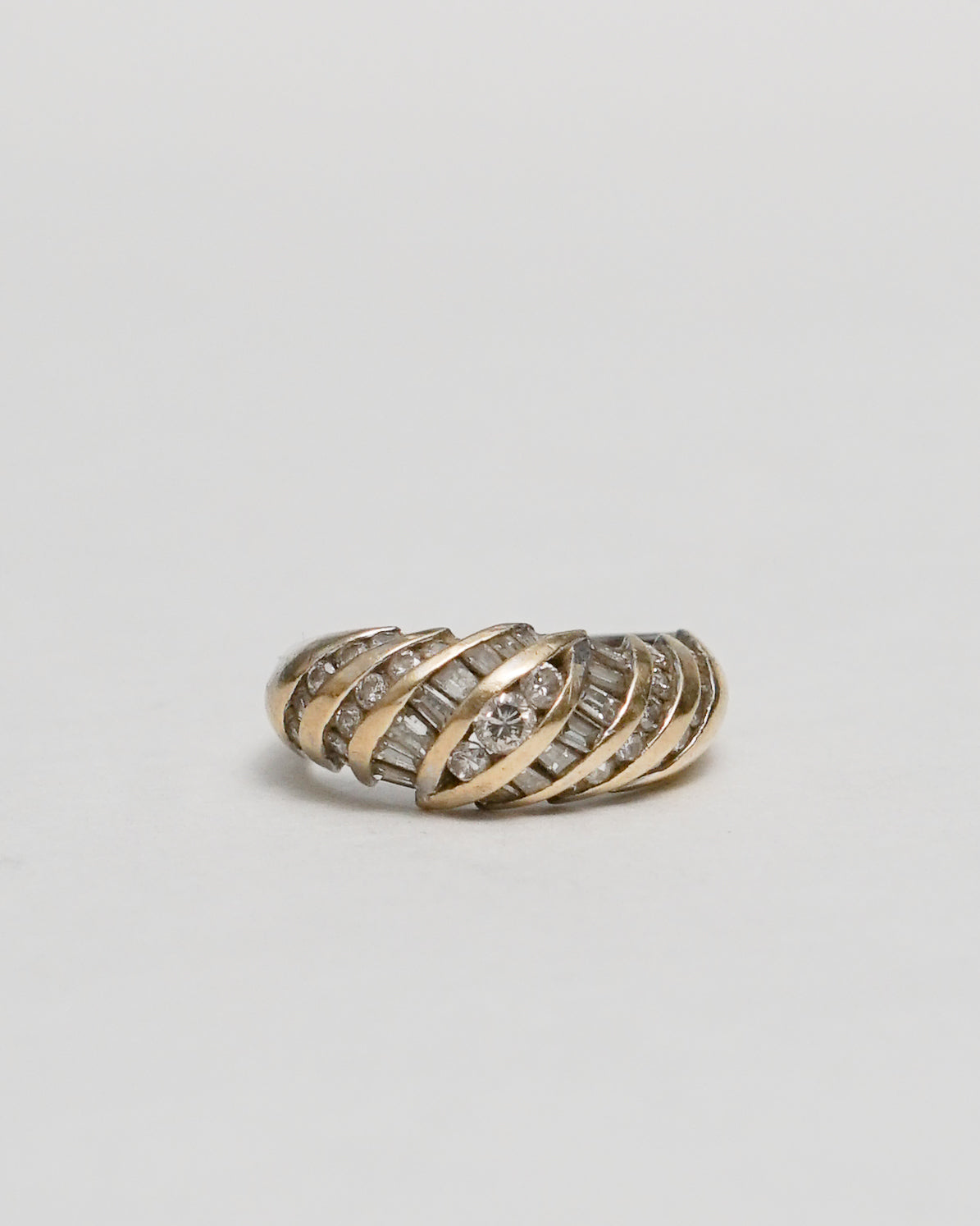 14k Gold Ring w/ Diamond / size: 6