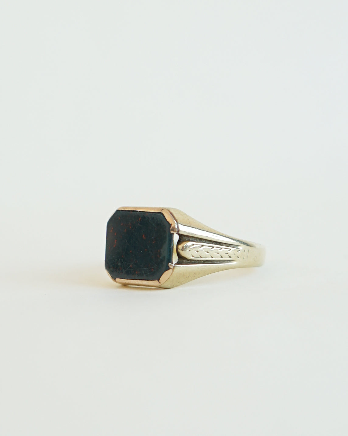 14k Gold Ring w/ Blood Stone / size: 10.75