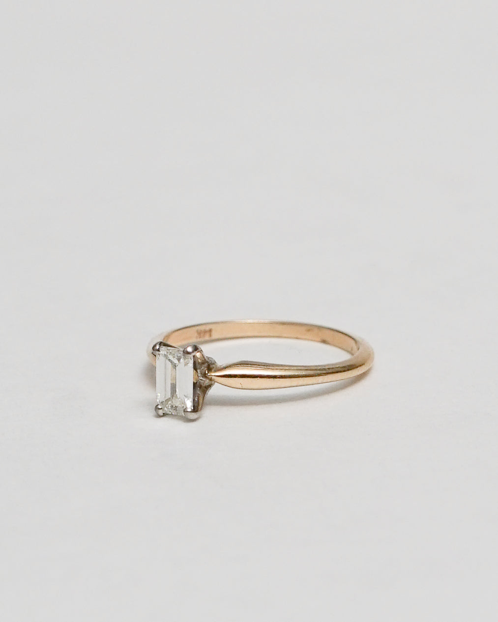 14k Gold Ring w/ Diamond / size: 6