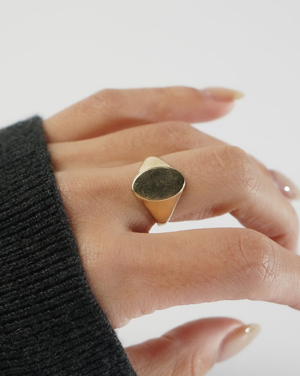 14k Gold Signet Ring / size: 5