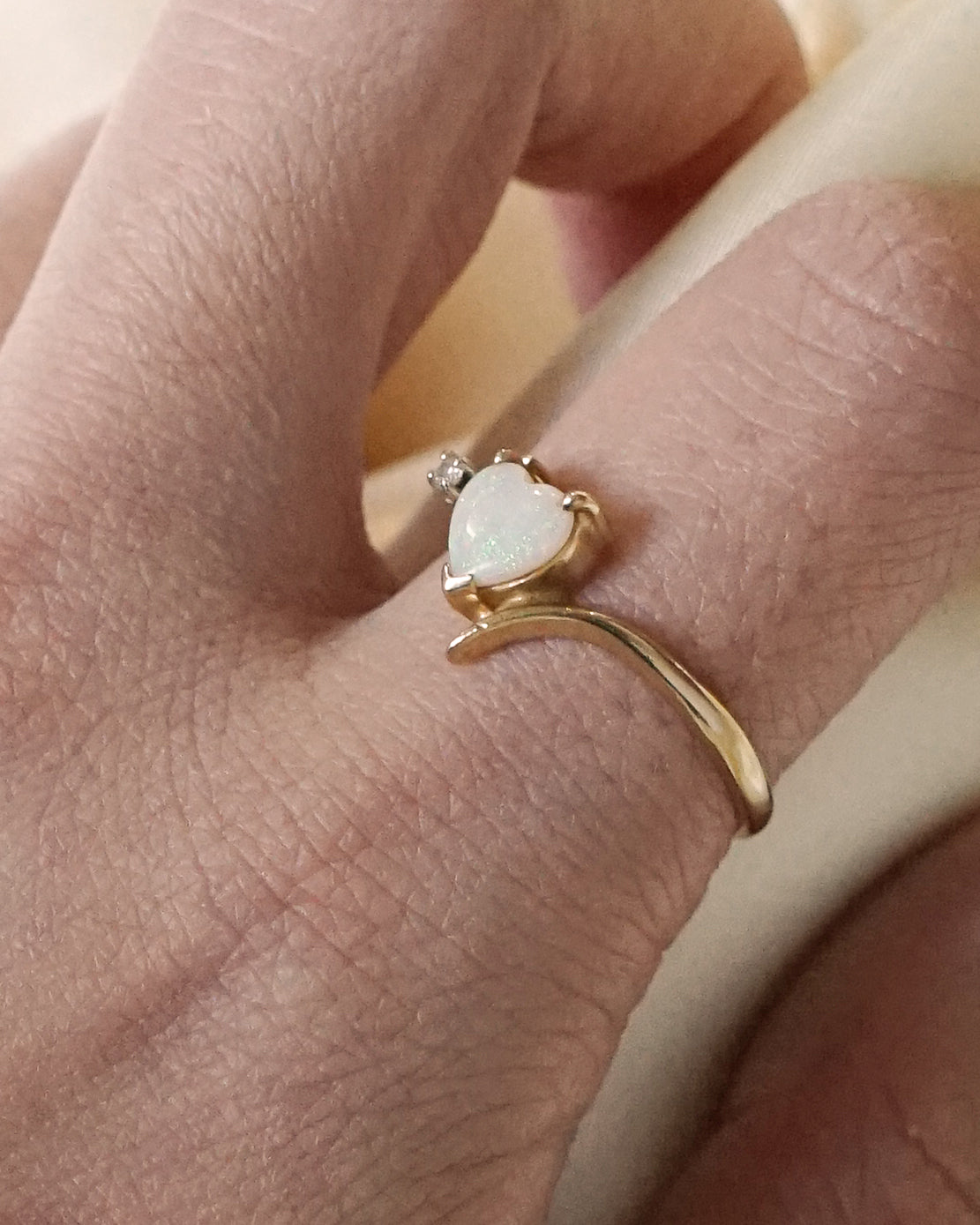 14k Gold Ring w/ Opal & Diamond / size: 7.5
