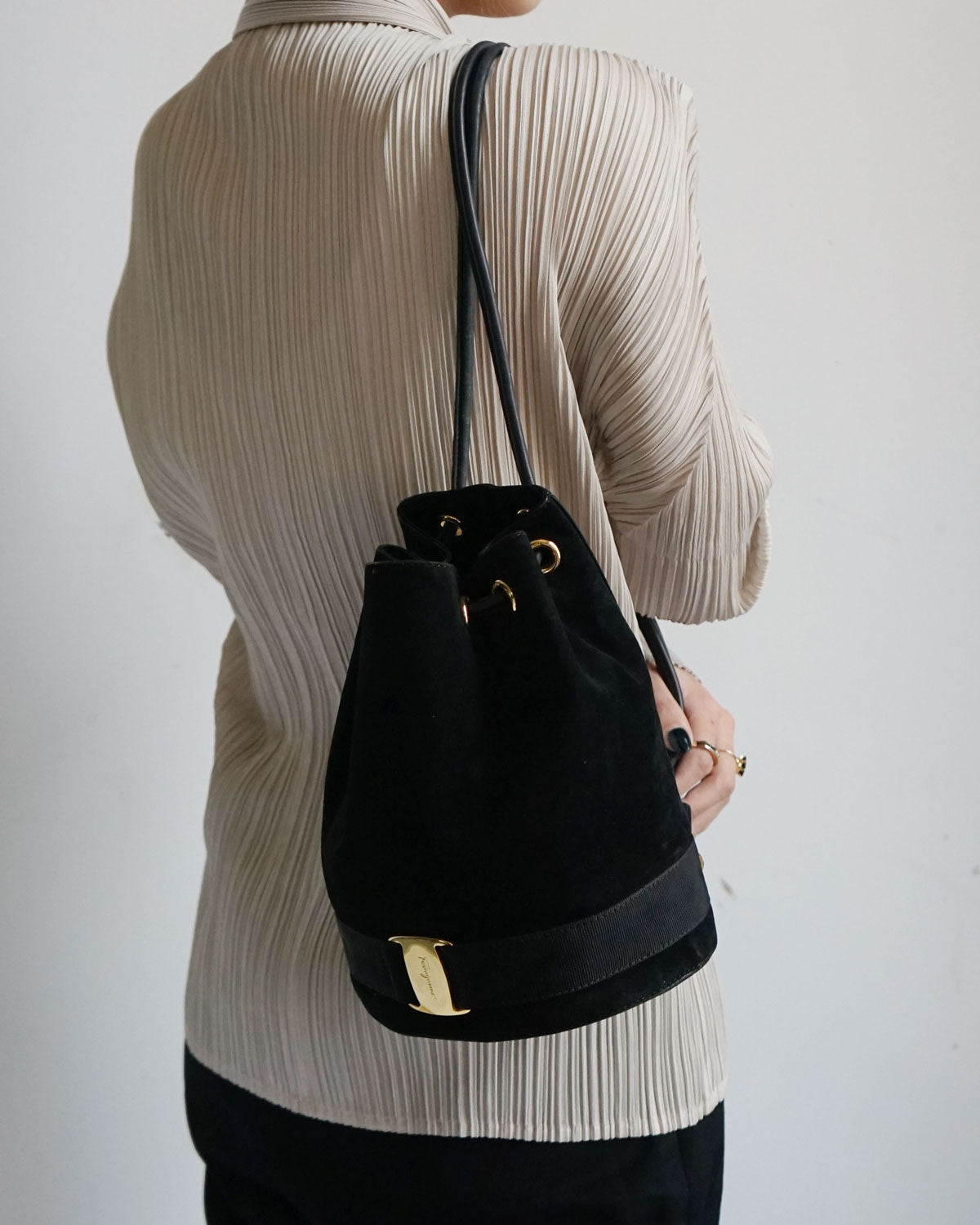 Salvatore Ferragamo Black Vara Bucket Mini Backpack Salvatore Ferragamo Calfskin Crocodile Embossed Vara Bow  main image 4