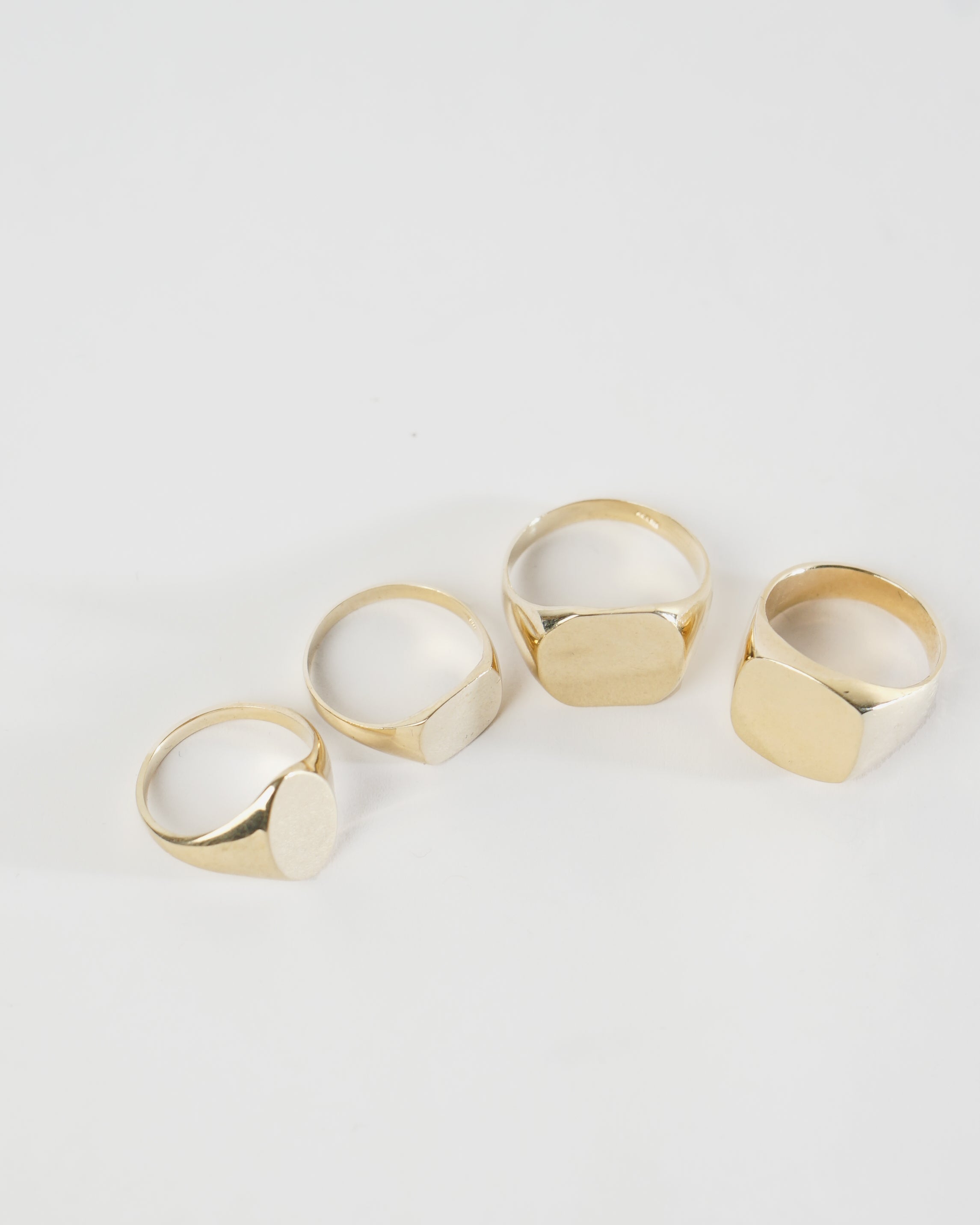 14k Gold Signet Ring / size: 5
